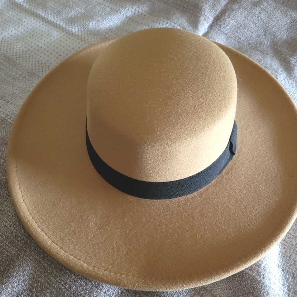 Hat. Tan with black band. Size 57.